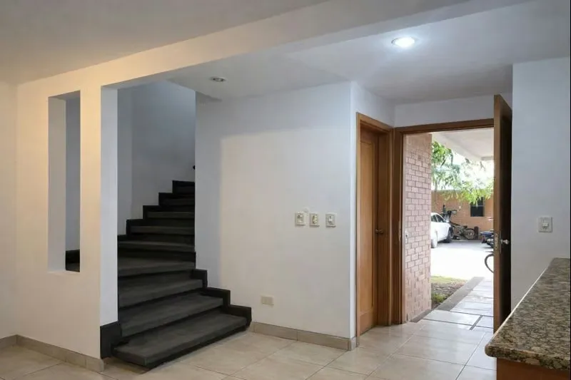 Se vende casa en condominio en Santa Ana centro, con excelente ubicación y fácil acceso a centros comerciales, educativos y de salud. Una propiedad ideal para familias que buscan ...