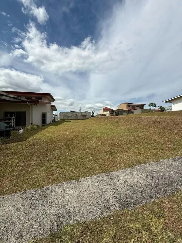 Lote plano de 300 m² en Condominio Las Calas, Grecia
