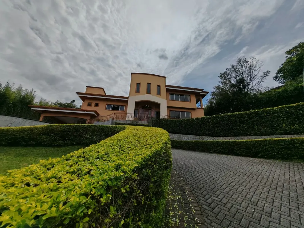 Venta de casa de lujo con piscina, Condominio Ecoresidencial Villa Real, Santa Ana