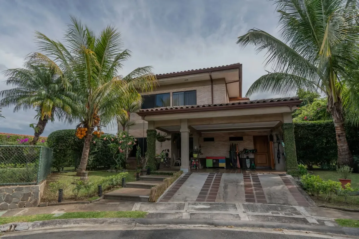 HOUSE FOR RENT IN PUERTA DE HIERRO GATED COMMUNITY, SANTA ANA*