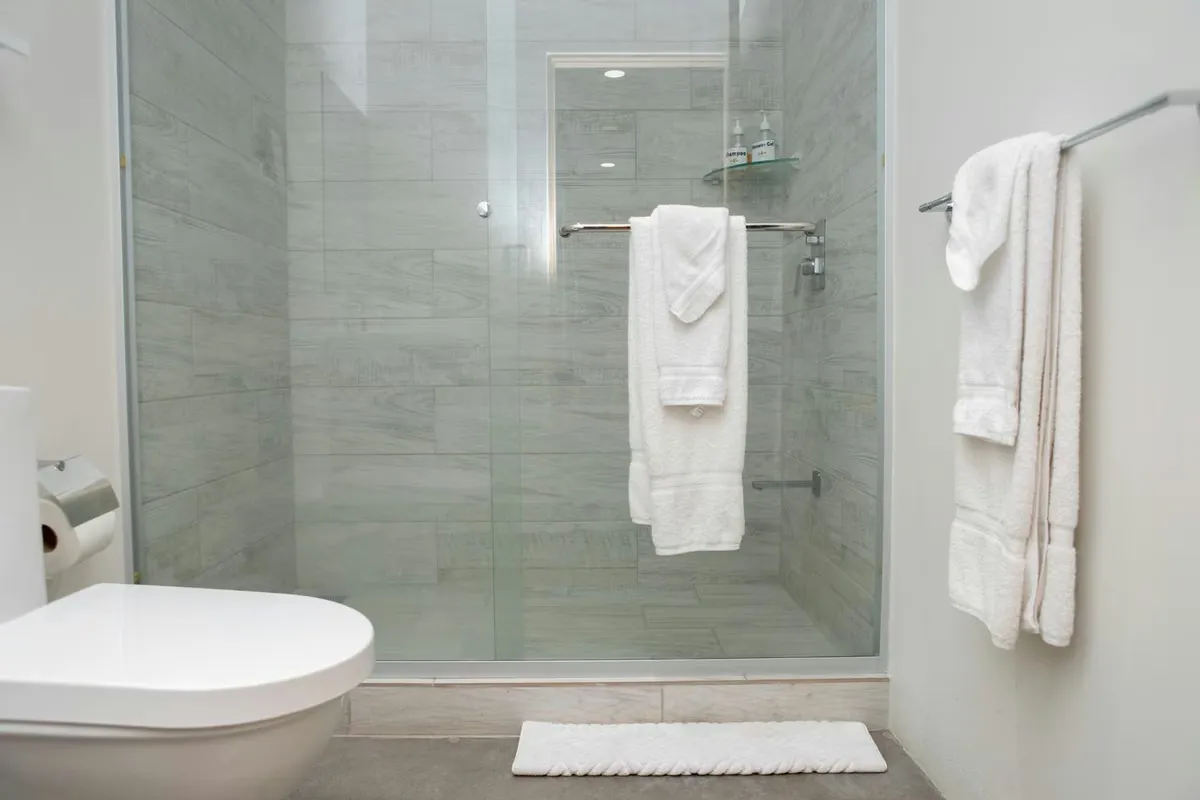 Experience the best of urban living in San José’s most iconic and sought-after tower: URBN Escalante. This is not your standard 1-bedroom unit; with 64 m² (689 sq. ft.) of habitable ... — photo 2