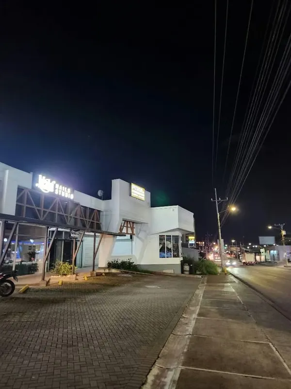 Centro Comercial Heredia, Belén, 11 locales comerciales, 2 bodegas, baños , 36 parqueos disponibles.
