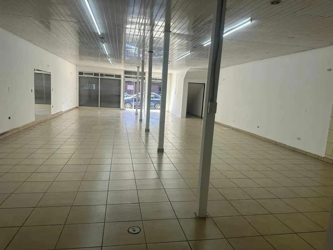 Large 160 m ² office located just 200 metres ...