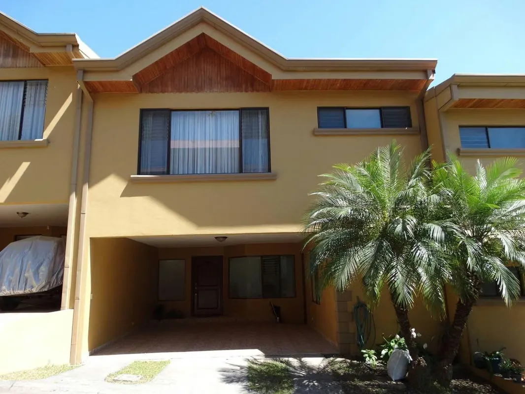 Amplia y elegante casa en condominio, Cedral, cerca de Sabanilla.