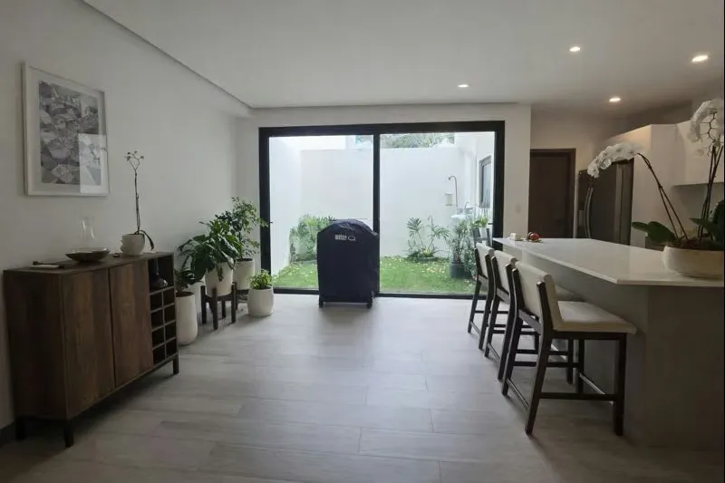 Modern two-story house located in a condominium with an excellent location in Santa Ana. The property features a functional layout, ...