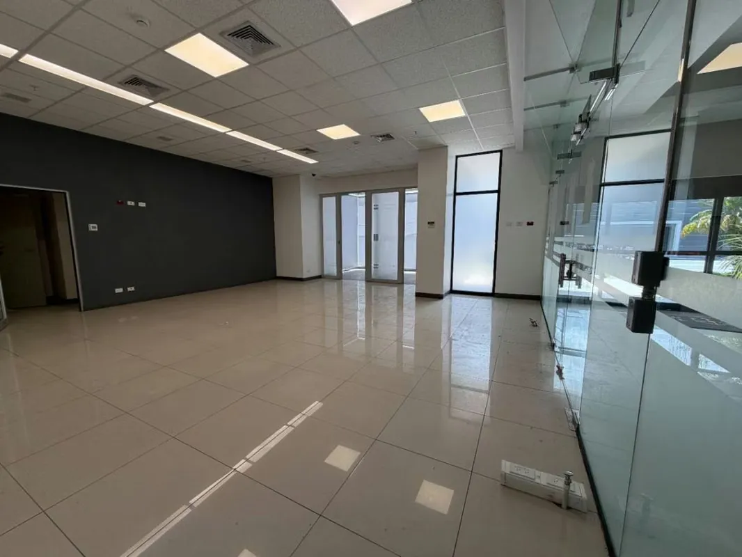 98 m² commercial space for lease, located on the ground floor of the prestigious Torre Mercedes, with direct exposure to Paseo Colón, one of San José’s highest vehicular and ... — photo 4