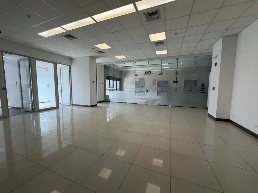 98 m² commercial space for lease, located on the ground floor of the prestigious Torre Mercedes, with direct exposure to Paseo Colón, one of San José’s highest vehicular and ... — photo 5