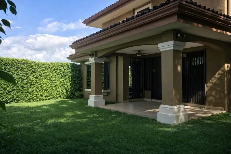 Beautiful home located in one of the most exclusive and secure residential areas of Escazú, surrounded by nature and with excellent access to schools, shops, ...