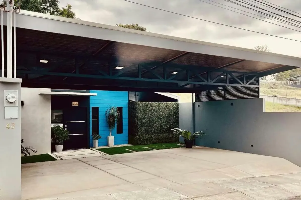 Casa Moderna Nueva en Grecia, Alajuela con Piscina y Jacuzzi