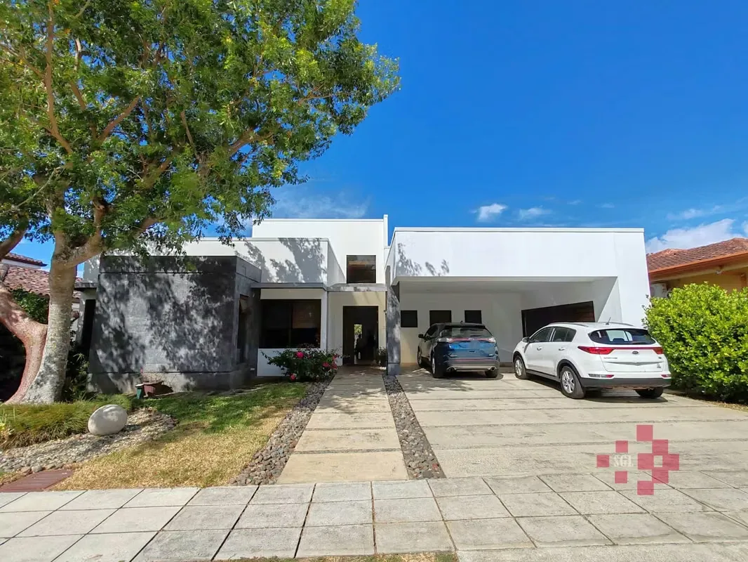 Single-Story Luxury Residence for Sale – Santa Ana, Piedades