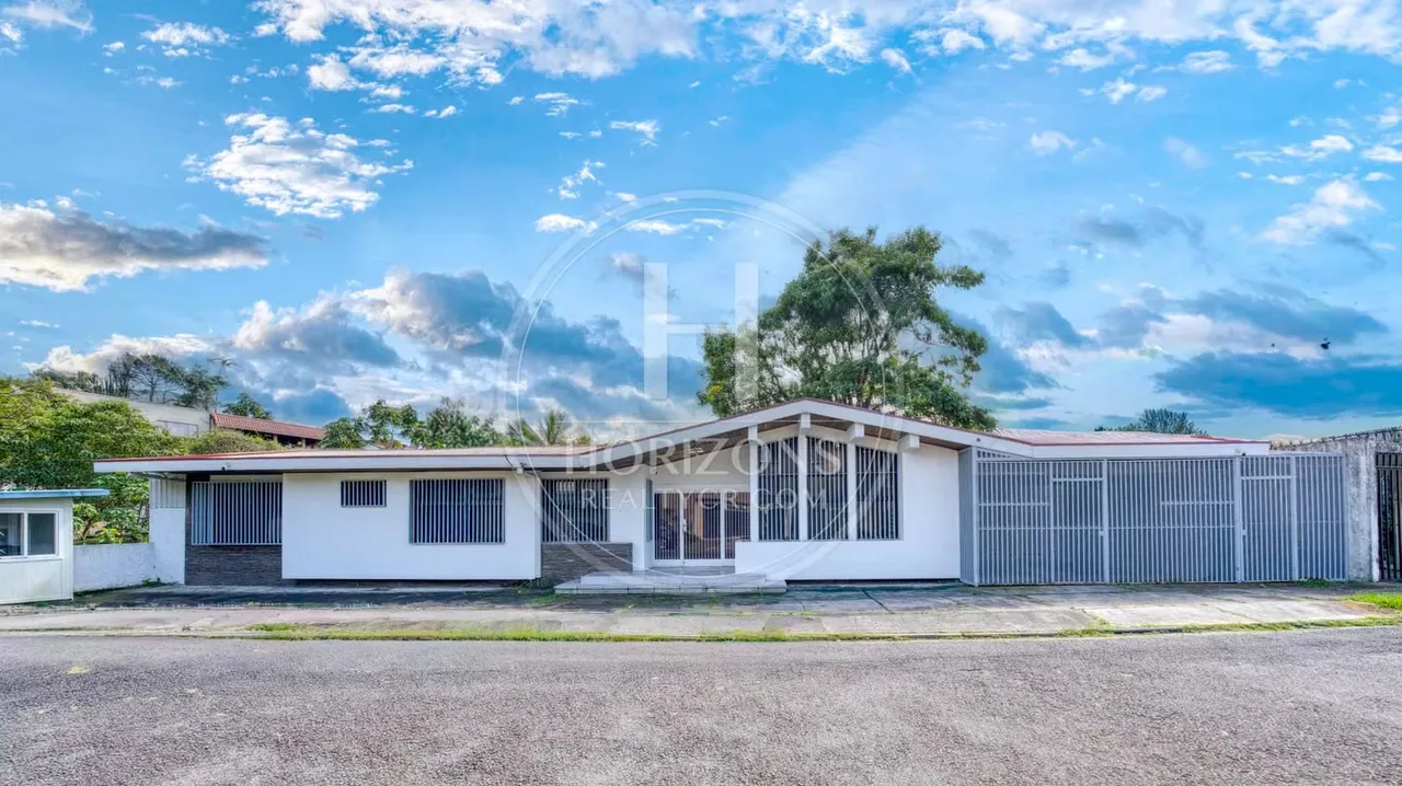 Propiedad Comercial de Una Planta en Venta en Los Yoses 500 m² para Oficina Administrativa noj1226jb