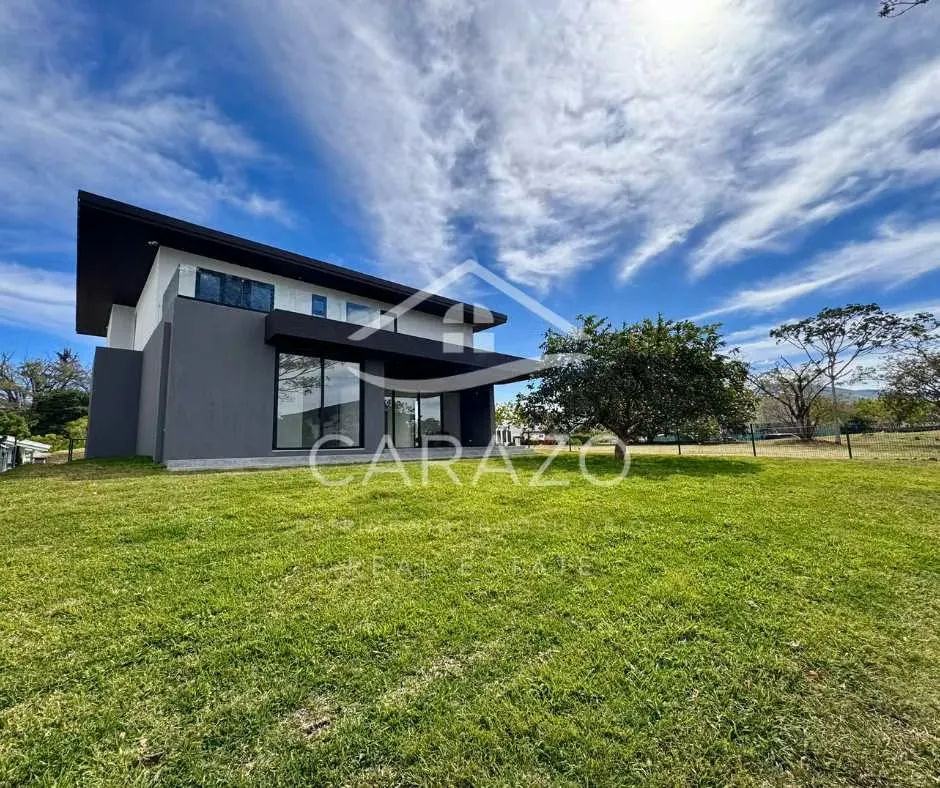 Esta espectacular casa en Hacienda Espinal ofrece una combinación única de arquitectura contemporánea, amplitud y ...