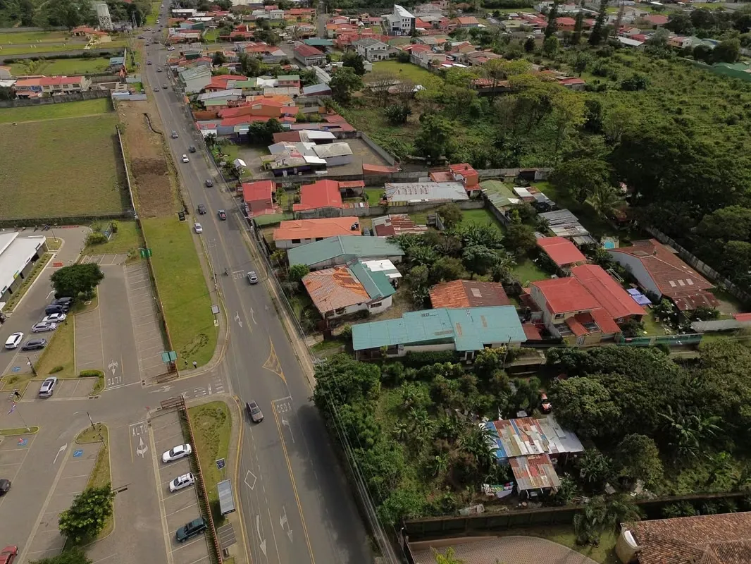 Esta propiedad no se vende por las edificaciones existentes, se vende por su ubicación y su potencial de desarrollo.