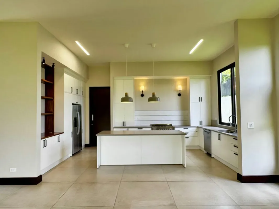 HOUSE FOR SALE AND RENT IN SANTA ANA*