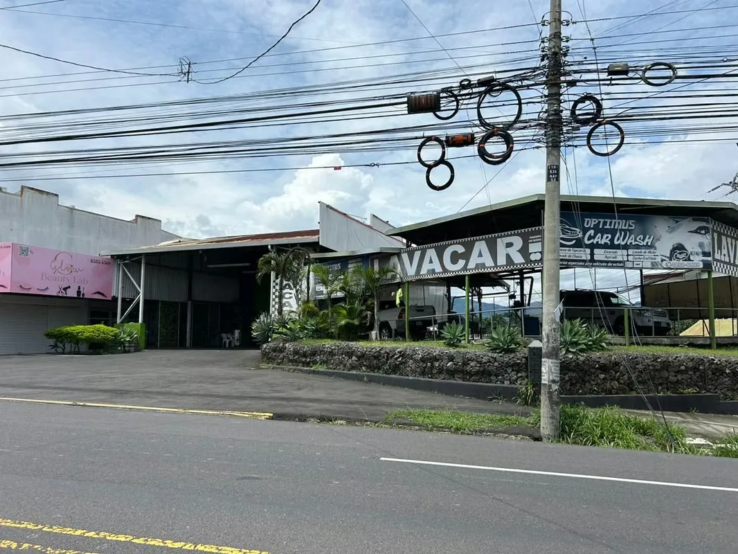 Edificio con siete locales comerciales, para remodelar o remover, se cobra solo el valor del terreno.