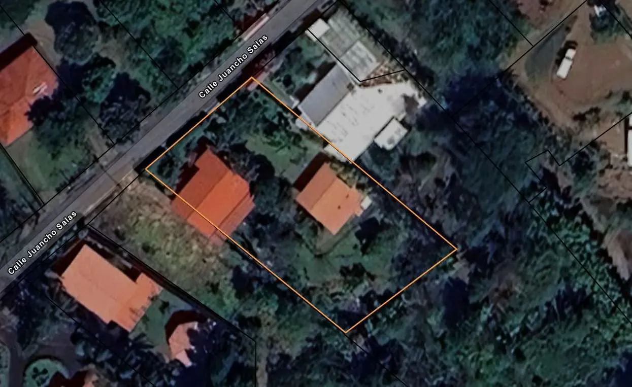 OFERTA!! Awesome Property... 2 Homes... Large Lot.. Views!