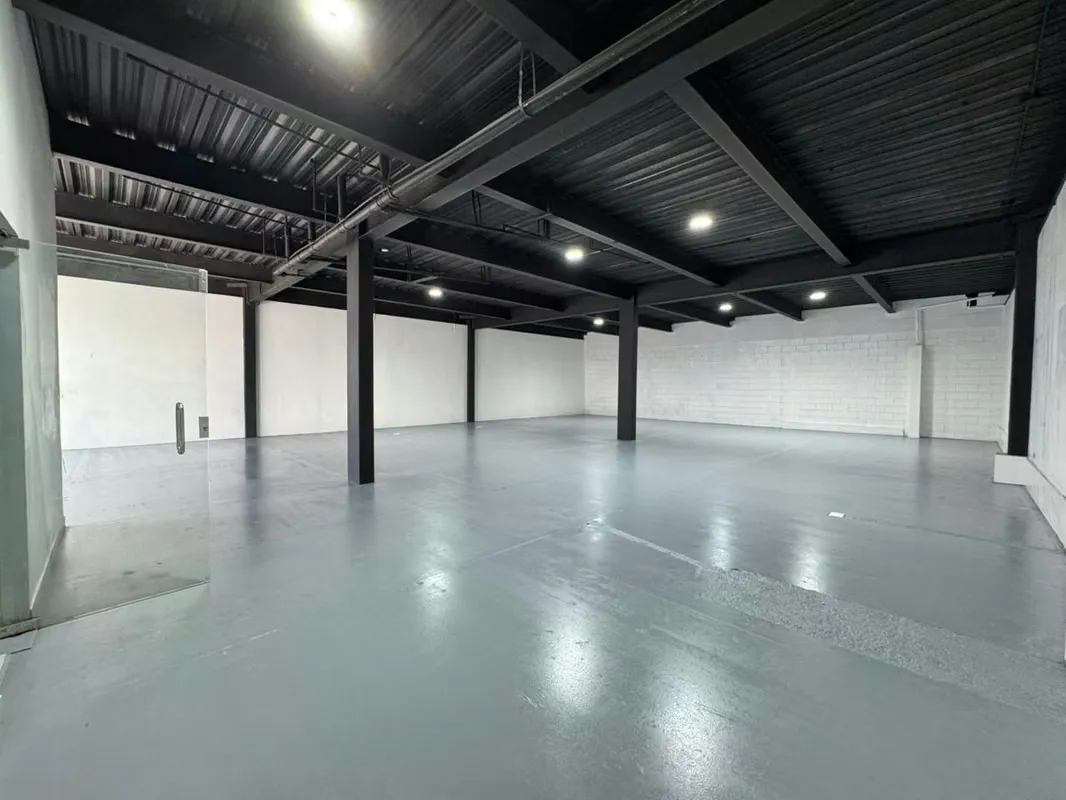 Ofi-warehouse located in Lindora, offering an excellent corporate image and a functional layout that integrates warehouse space and offices. Ideal for ...
