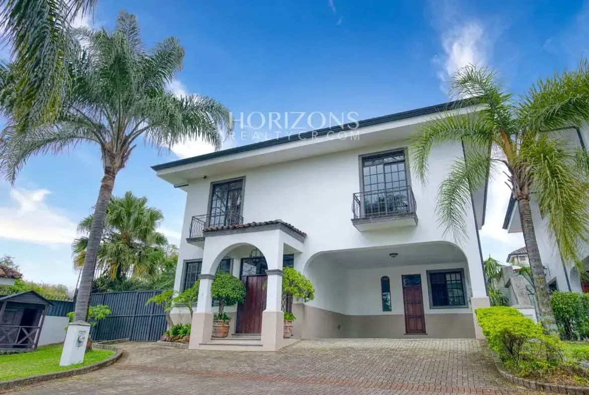 Se vende cómoda casa ubicada en Guachipelín, Escazú, dentro de un pequeño condominio de apenas 14 casas, con seguridad 24/7. Las casas se encuentran separadas por ...