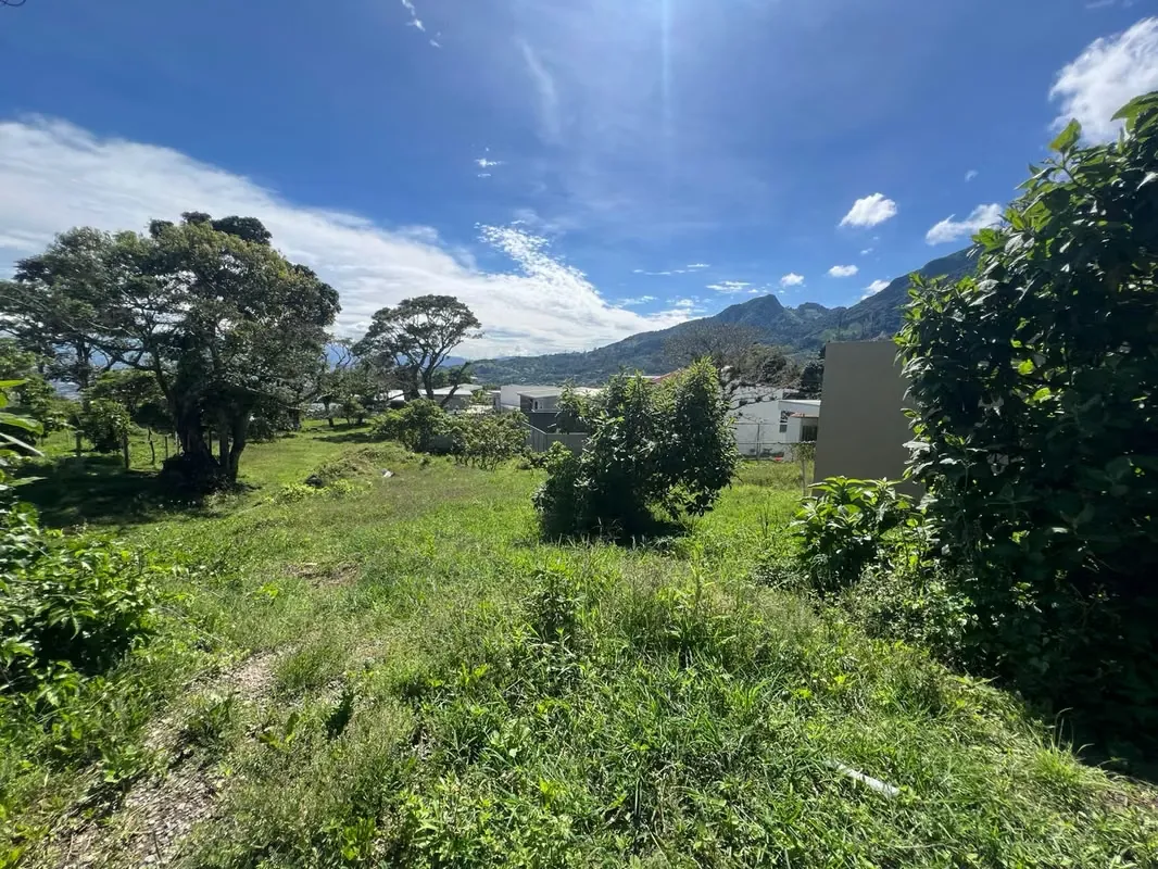 – A 332 m² lot for sale in a family neighborhood near Mirador Tiquicia, suitable for building a single-family home.