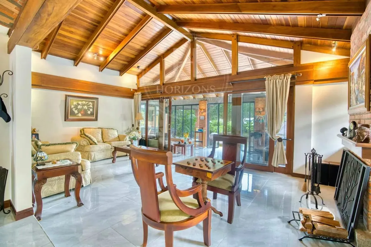 Esta hermosa propiedad de una sola planta, ubicada en un exclusivo residencial en Sabanilla, ofrece un espacio ideal para la comodidad y tranquilidad de tu familia. A tan ...