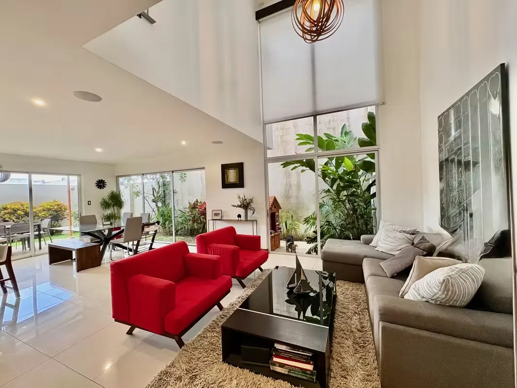Casa Moderna en Condominio Lindora 43 – Santa Ana Residencia contemporánea ubicada en una de las zonas más exclusivas y convenientes de Santa Ana. La propiedad combina diseño ...