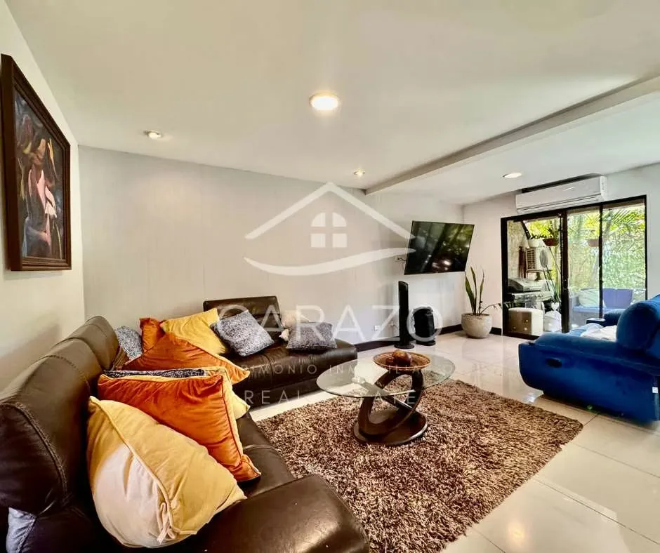 Esta espectacular casa esquinera en Condominio Parques del Sol ofrece una combinación ideal de ubicación, diseño ...
