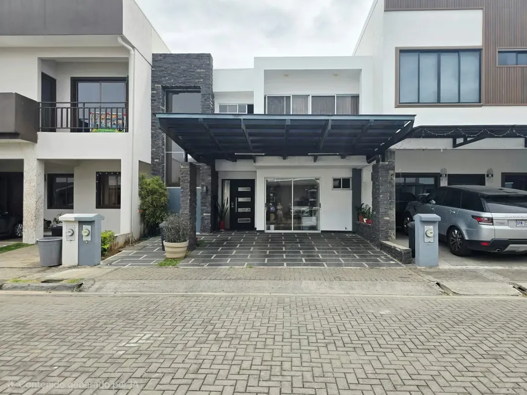 Moderna casa de 2 plantas con finos acabados, ubicada en uno de los condominios más completos de la zona.