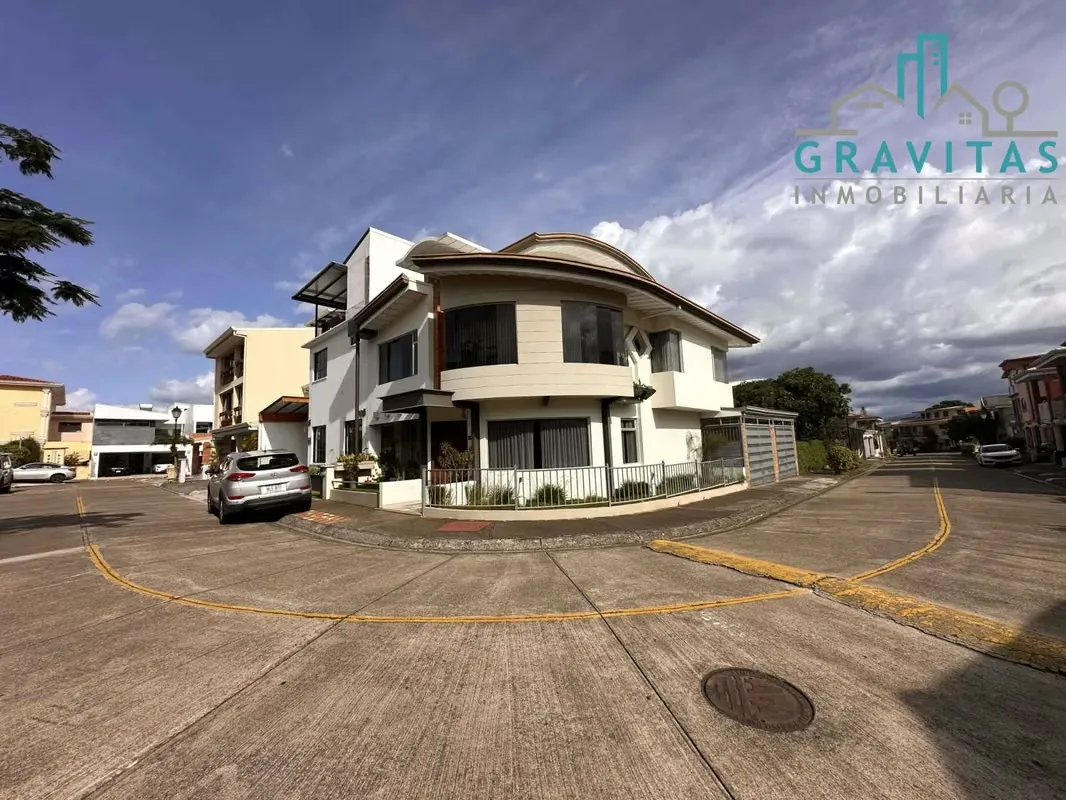 Venta de casa en Heredia Sto. Domingo | 300 m2 | EXC UBICACIÓN | F 591