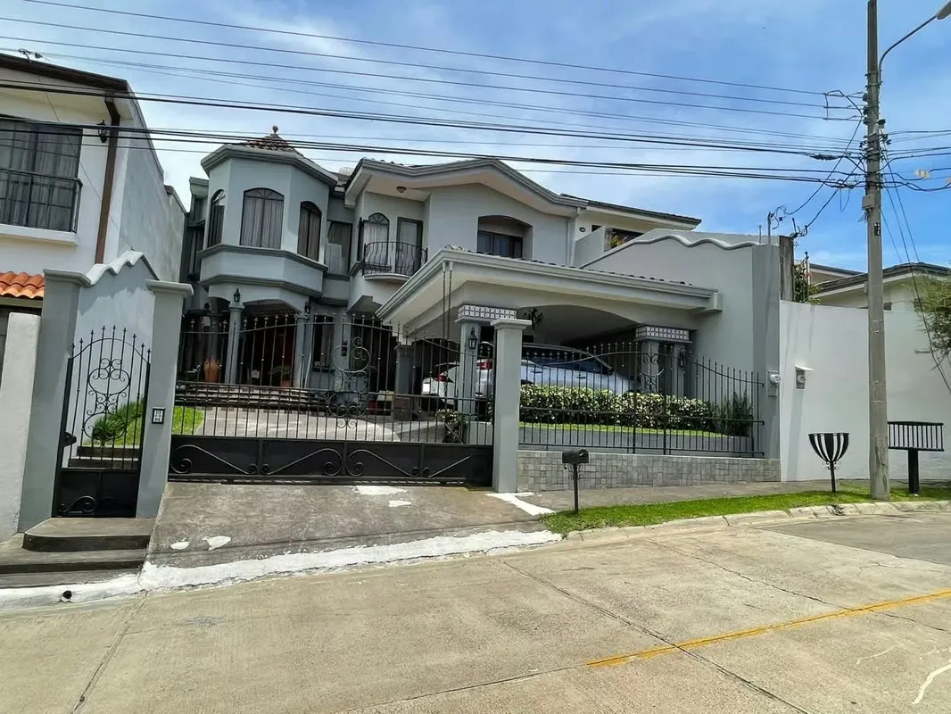 2 plantas, 3 habitaciones + 1 de servicio, 3.5 baños, 4 parqueos