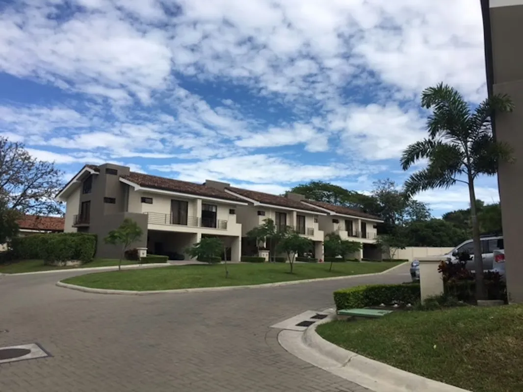 VENTA DE CASA ESQUINERA EN CONDOMINIO PARQUES DEL SOL - SANTA ANA