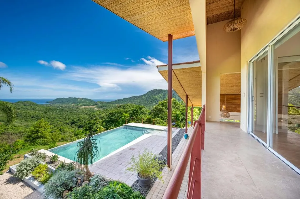 Descubra un verdadero oasis de paz con esta magnífica casa con vista al mar, terminada en febrero de 2024. Ubicada en el corazón de la jungla, esta propiedad única ofrece lujo y ...