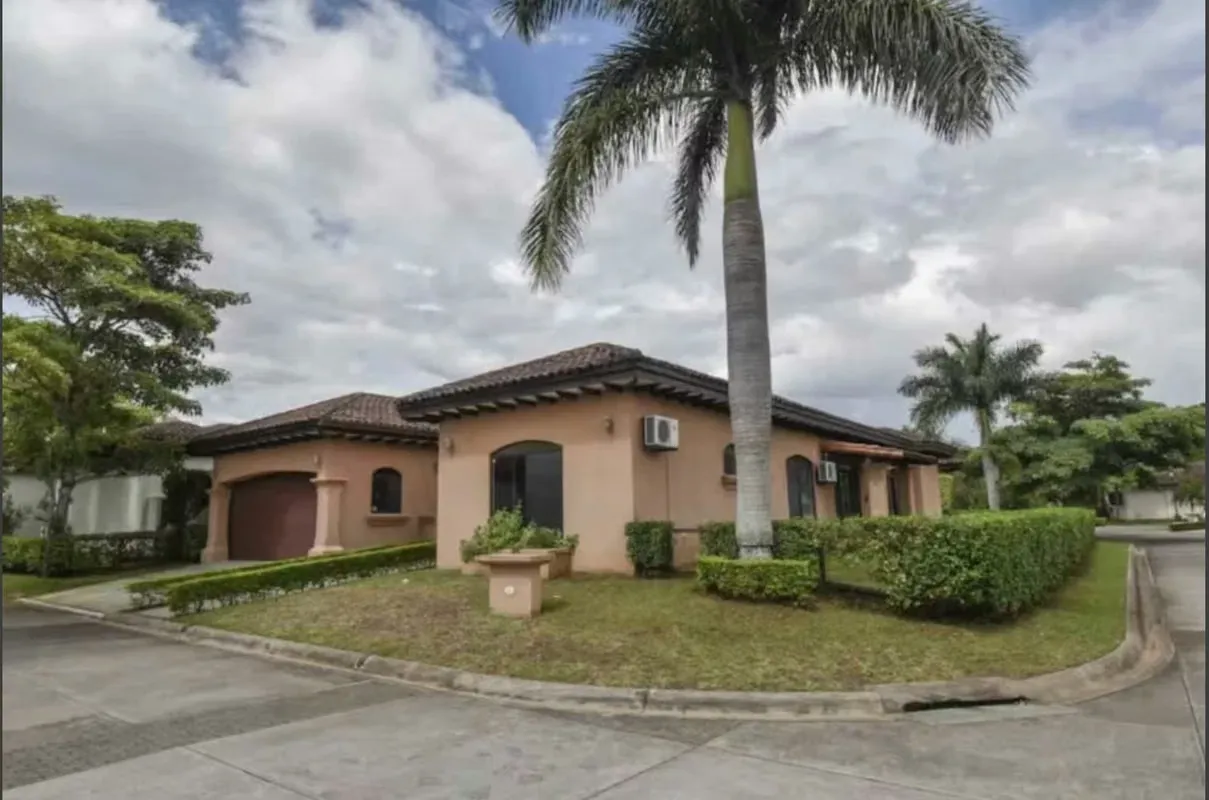 En el prestigioso y tranquilo condominio La Escondida en Lindora, Santa Ana, se ofrece esta hermosa ...