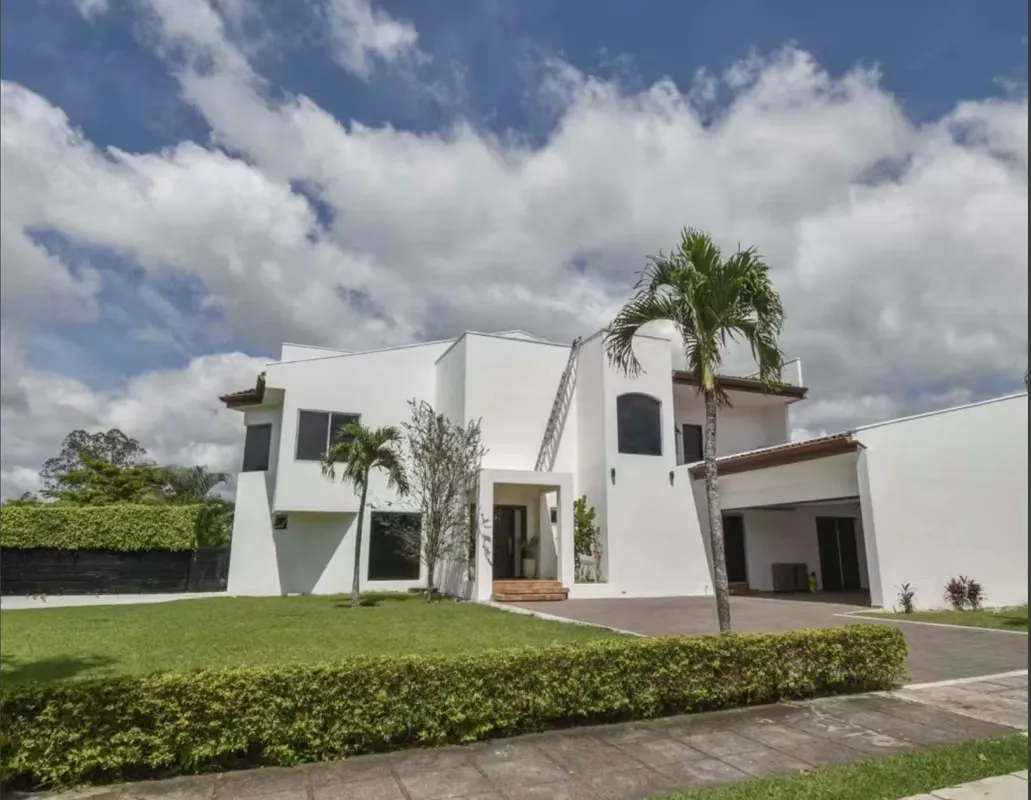 VENTA DE CASA EN SANTA ANA VALLE DEL SOL PISCINA Y SALIDA AL CAMPO GOLF
