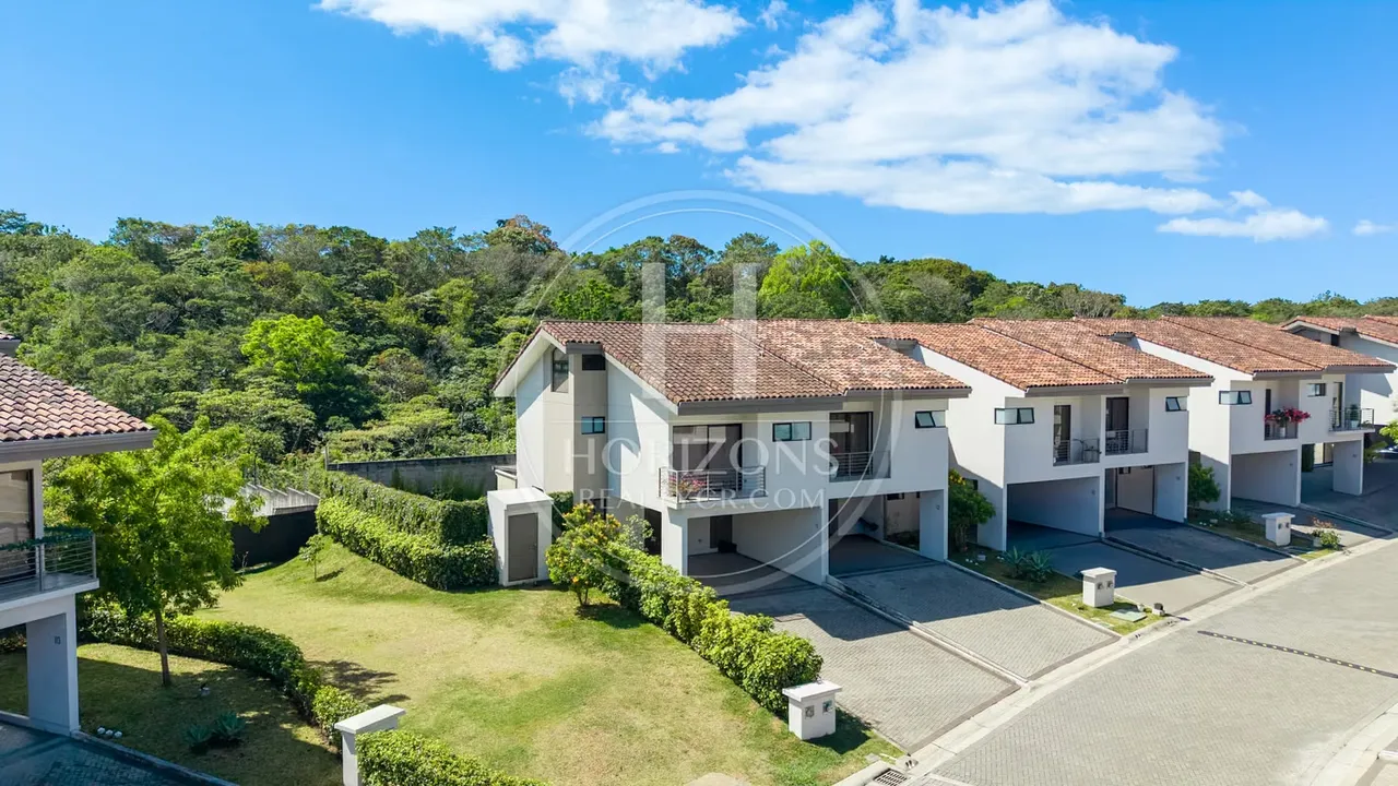 Área de construcción: 185 m² – Área de terreno: 237 m² – Disponibilidad inmediata – Cuota de condominio: 106,000 colones – Año de ...