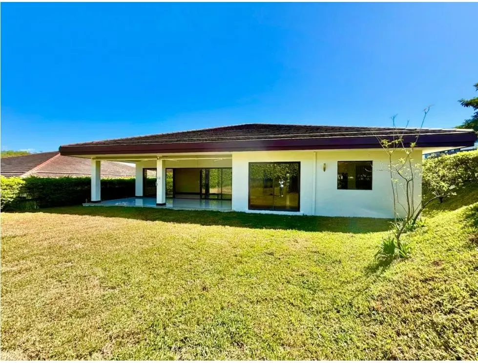 Spacious and comfortable single-story home located in an exclusive condominium in Río Oro, Santa Ana. Ideal for ...