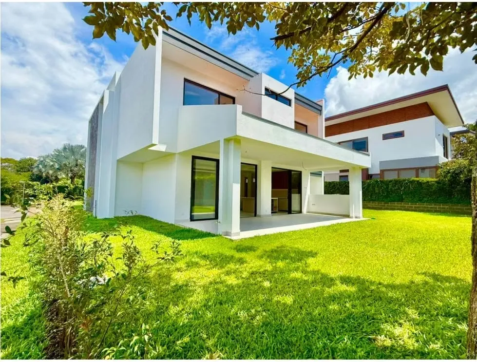 Luxury house for sale in a gated community in Piedades de Santa Ana