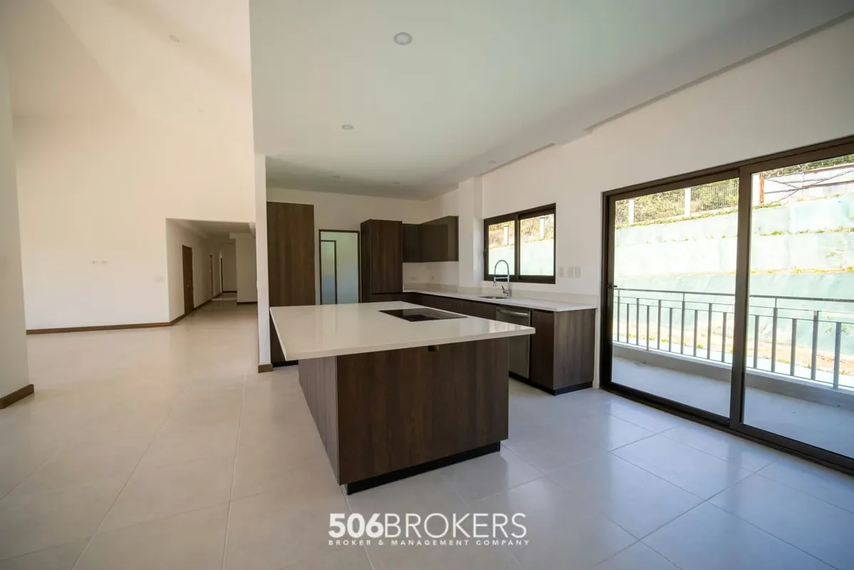 For sale specutacluar penthouse with panoramic views in Santa Ana, Alto de las Palomas