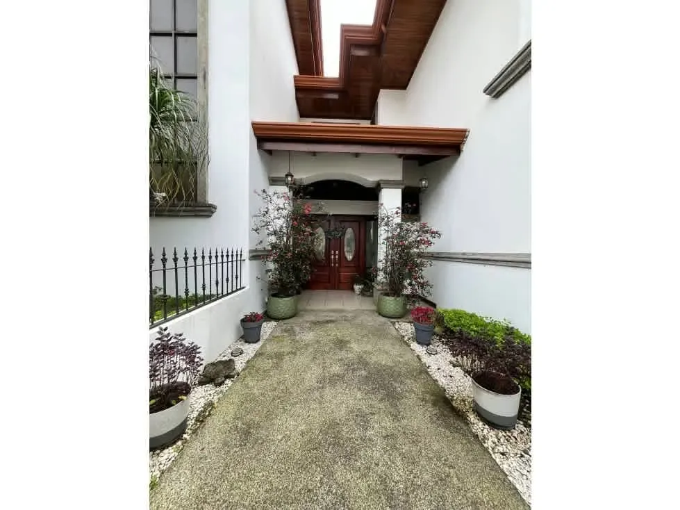 Casa de Lujo en Venta – Residencial La Amada, San Pablo, Heredia