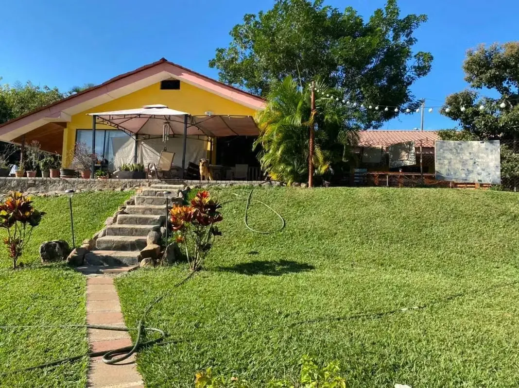 Quinta en Atenas con Vista a la Montaña – Casa de 3 Habitaciones