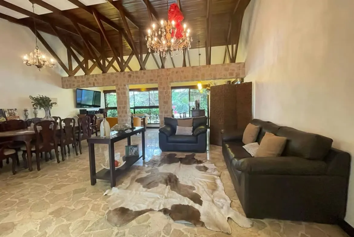 Beautiful one-story house, located in the heart of Trejos Montealegre, one of the most exclusive and strategic areas of Escazú! ...