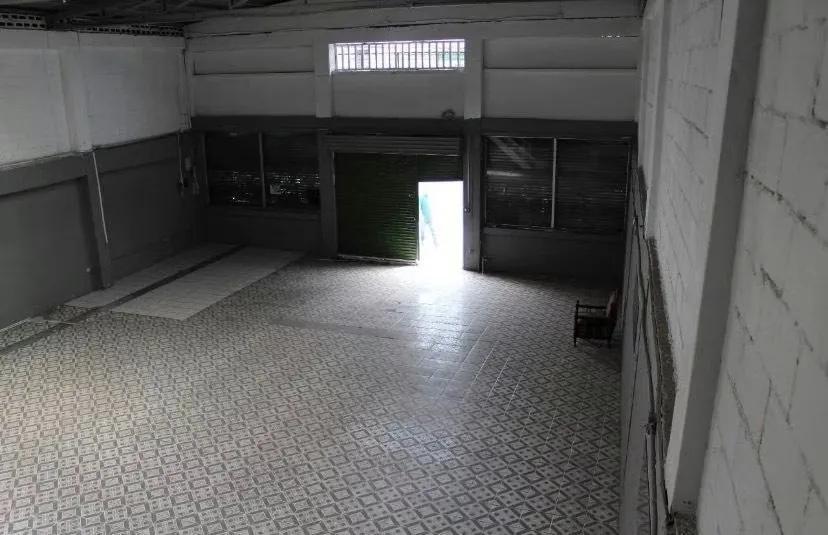 Se alquila amplia bodega construida 100% en concreto, ubicada frente ...
