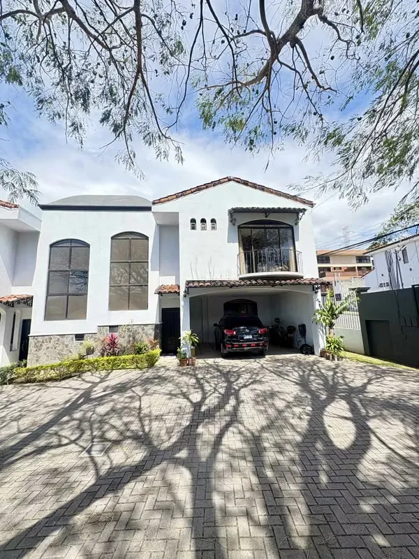 Condominio El Roble, ubicado en Escazú, con fácil acceso por Santa Ana y Escazú, en una zona residencial tranquila y de alta plusvalía.