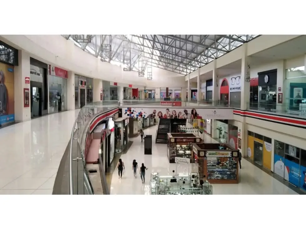 ALQUILO local comercial con excelente exposición, en la zona de Tres Ríos, en plaza comercial. Para uso multifuncional como: Gimnasio, sala de exhibición, ...