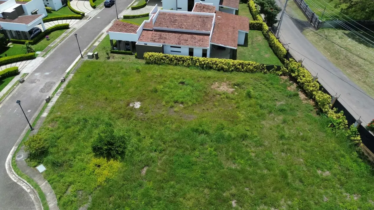 Proyecto habitacional de 20 residencias en condominio de 1 y 2 plantas, ubicado en Santa Ana, en la Exclusiva zona de ...