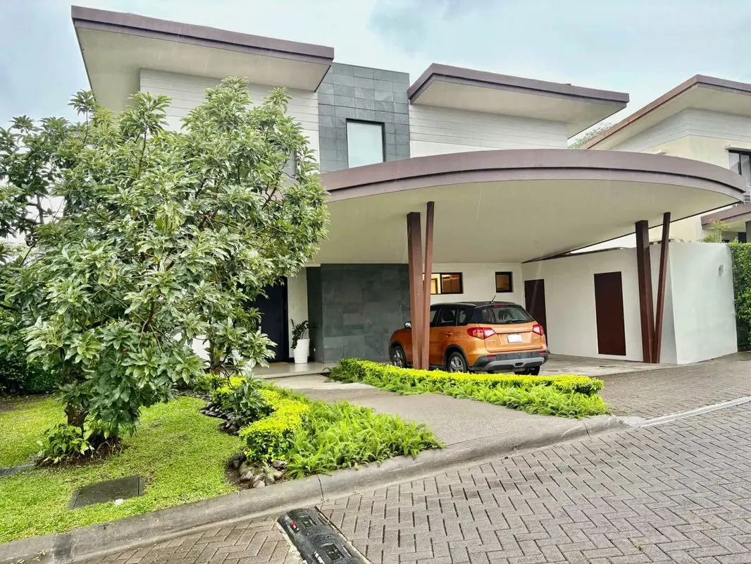 RÍO ORO, SANTA ANA – CASA CONTEMPORÁNEA EN CONDOMINIO 4HAB CON AMPLIO JARDIN