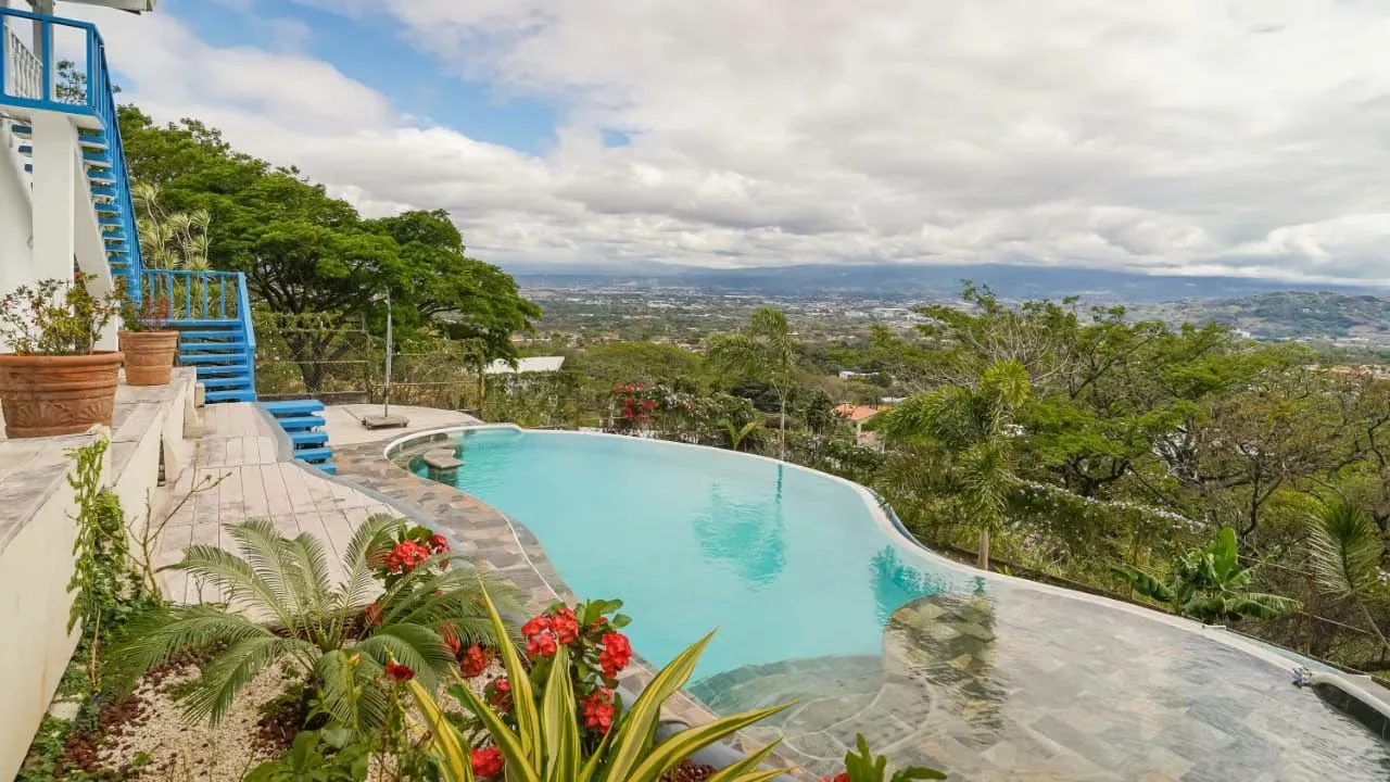FOR SALE – Home with private pool and viewsSanta Ana Río Oro.