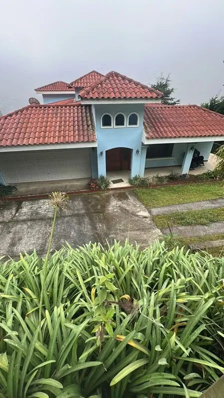Se vende amplia y acogedora casa de montaña en Tarbaca - Aserri