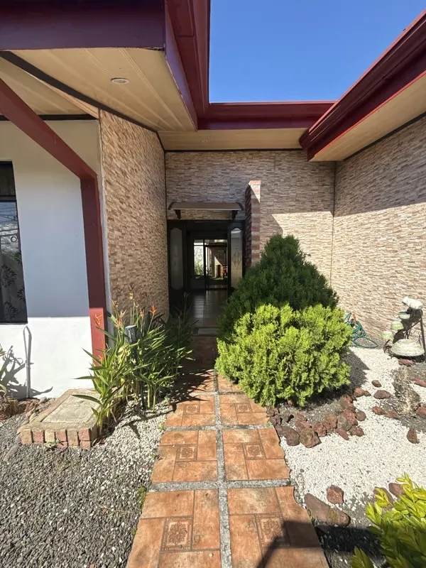 Spectacular very spacious home, located in one of the most strategic and desirable areas of Mercedes Norte, Heredia. This property stands out for its excellent layout, ...