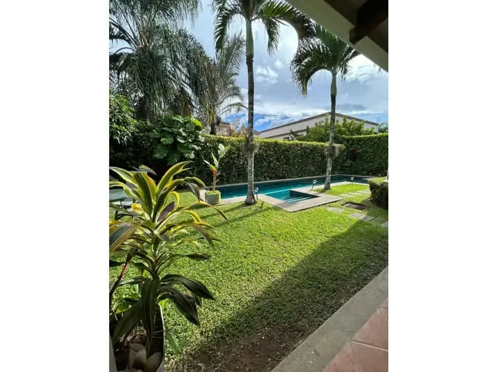 Residencia de lujo diseñada para quienes buscan amplitud, confort y acabados de alto nivel, ubicada en una de las zonas más exclusivas y tranquilas de Valle del Sol.