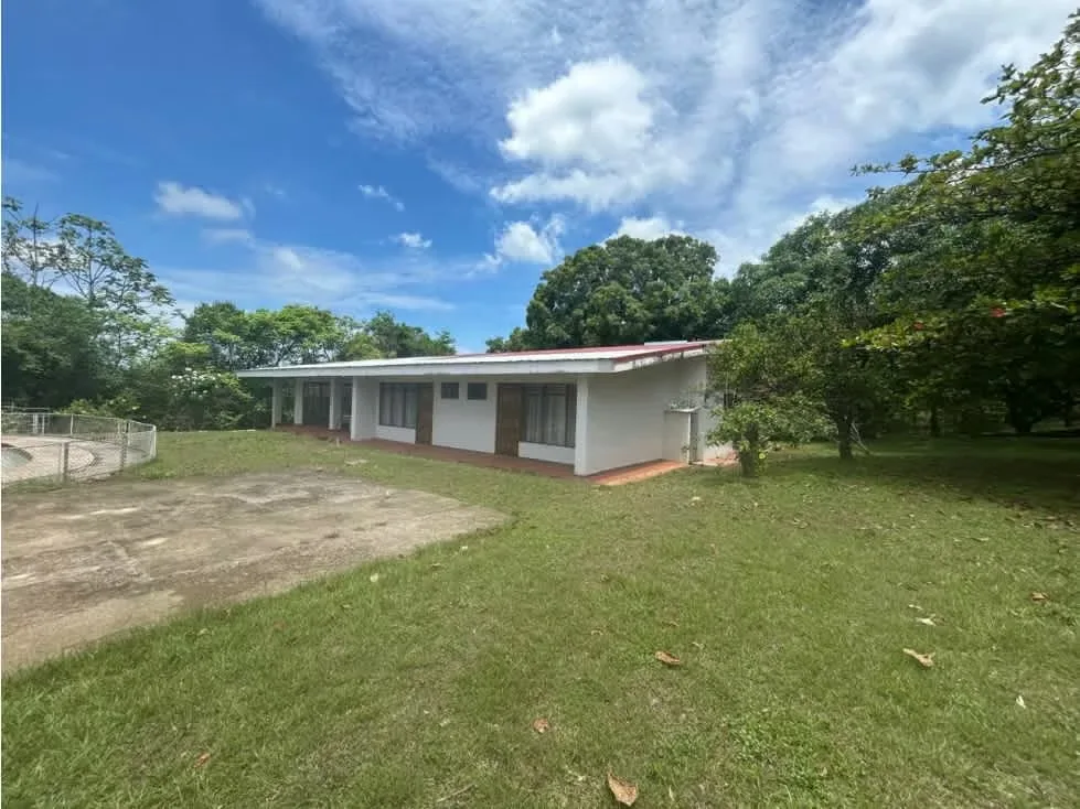 Esta propiedad única ofrece espacio, confort y estilo de vida familiar en una de las zonas más buscadas de Alajuela. Con un amplio terreno, una casa principal acogedora, una cabaña ...